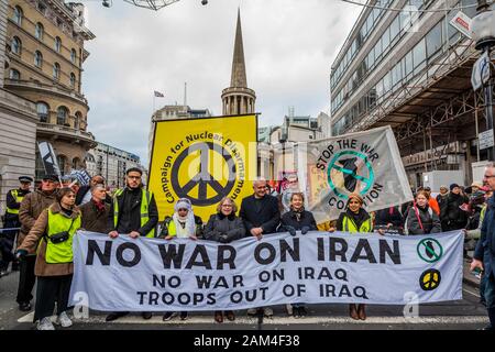 Stoppt den Krieg organisiert einen Protest, die außerhalb der BBC gestartet und auf dem Trafalgar Square geleitet. Es war nach der Ermordung des iranischen Allgemeine Qassem Soleimani durch die USA und den anschließenden Anstieg der Spannungen mit dem Iran organisiert. Stockfoto