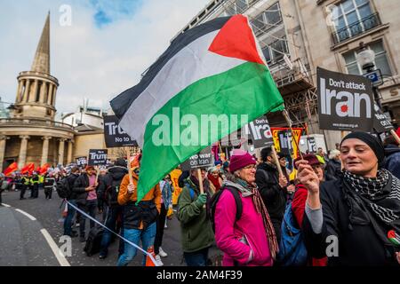 Stoppt den Krieg organisiert einen Protest, die außerhalb der BBC gestartet und auf dem Trafalgar Square geleitet. Es war nach der Ermordung des iranischen Allgemeine Qassem Soleimani durch die USA und den anschließenden Anstieg der Spannungen mit dem Iran organisiert. Stockfoto