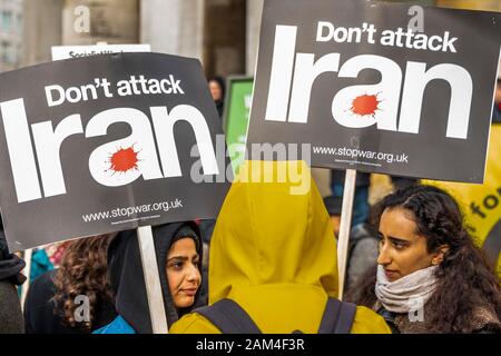 Stoppt den Krieg organisiert einen Protest, die außerhalb der BBC gestartet und auf dem Trafalgar Square geleitet. Es war nach der Ermordung des iranischen Allgemeine Qassem Soleimani durch die USA und den anschließenden Anstieg der Spannungen mit dem Iran organisiert. Stockfoto