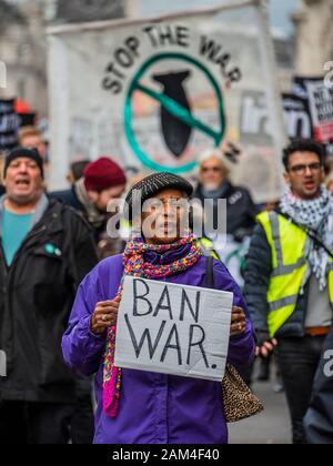 Stoppt den Krieg organisiert einen Protest, die außerhalb der BBC gestartet und auf dem Trafalgar Square geleitet. Es war nach der Ermordung des iranischen Allgemeine Qassem Soleimani durch die USA und den anschließenden Anstieg der Spannungen mit dem Iran organisiert. Stockfoto