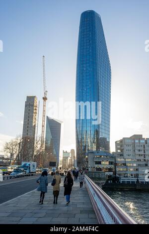 Ein Blackfriars, Tower Block Development mit Bankside Hotel, South Bank, Blackfriars Bridge, London Stockfoto