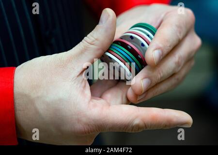 Ein Spieler in einem Casino hält Chips in seinen Händen Stockfoto