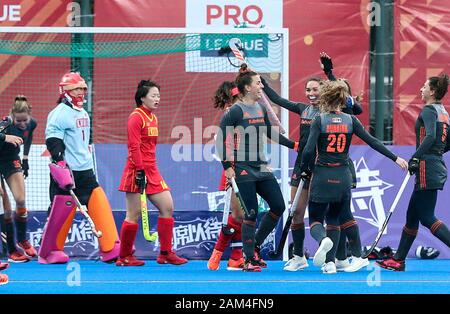 Changzhou, Provinz Jiangsu in China. 11 Jan, 2020. Ginella Zerbo (3. R) der Niederlande feiert im Spiel gegen China bei den FIH-Pro League 2020 in Changzhou, Provinz Jiangsu im Osten Chinas, Jan. 11, 2020. Credit: Yang Lei/Xinhua/Alamy leben Nachrichten Stockfoto