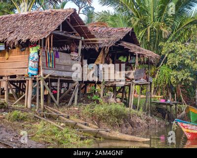 Kensi, Arguni, Indonesien - 06. Februar 2018: Holzhäuser im Dorf Kensi in Westpapua, Indonesien Stockfoto