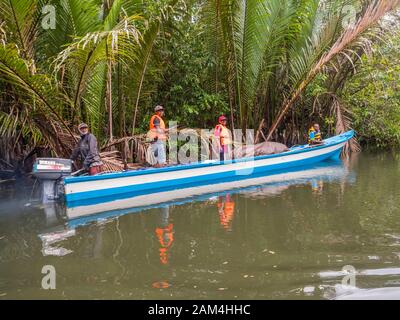 Kensi, Arguni, Indonesien - 06. Februar 2018: Holzboot mit Einheimischen während der Reise zum Dorf Kensi in West Papua, Indonesien Stockfoto