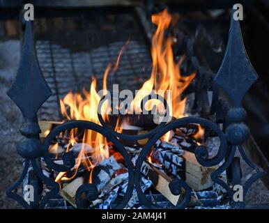 Feuer im Kamin im Freien Stockfoto