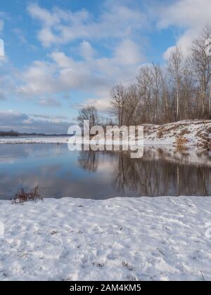 Breiter Fluss während der Wintersaison. Jozefow. Otwock, Świder. Natura 2000. Polen Stockfoto