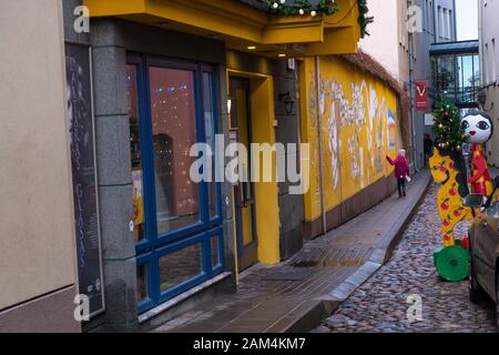 Vilnius, Litauen - 15. Dezember 2019: Bunte Straße in Der Altstadt von Vilnius Stockfoto