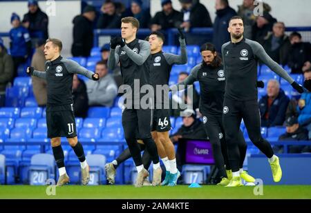 Brighton und Hove Albion Solly März (Mitte) erwärmt sich vor der Premier League Spiel im Goodison Park, Liverpool. Stockfoto
