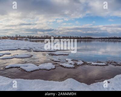 Breiter Fluss während der Wintersaison. Jozefow. Otwock, Świder. Natura 2000. Polen Stockfoto