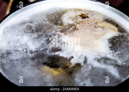 Kochender Schaum in einem Topf auf einem Elektroherd Stockfoto