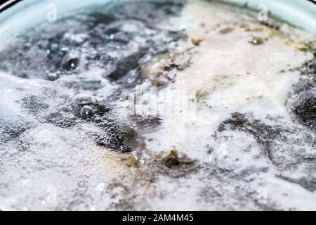 Kochender Schaum in einem Topf auf einem Elektroherd Stockfoto