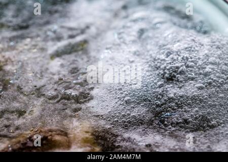 Kochender Schaum in einem Topf auf einem Elektroherd Stockfoto