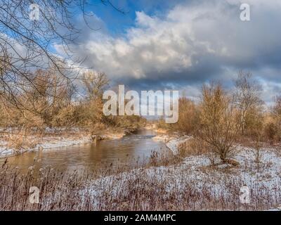 Breiter Fluss während der Wintersaison. Jozefow. Otwock, Świder. Natura 2000. Polen Stockfoto