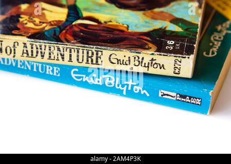 Zwei schäbige getragen alte Bücher dog-eared Taschenbücher kinder abenteuer Serie Geschichten von Enid Blyton auf Weiß. England, Großbritannien, Großbritannien Stockfoto