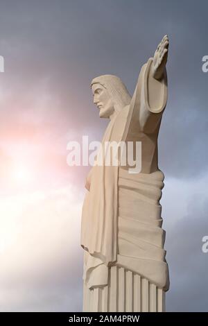 Statue von Jesus Christus bei Sonnenuntergang, Truskavec, Ukraine Stockfoto