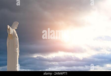 Statue von Jesus Christus bei Sonnenuntergang, Truskavec, Ukraine Stockfoto