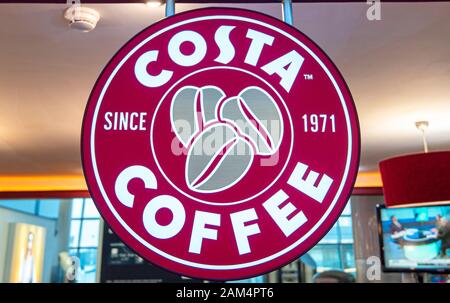 London - DEC 27: Costa Coffee Logo in London am 27. Dezember. 2019 in Großbritannien ist Costa Coffee eine Kaffeehauskette, die eine Tochtergesellschaft des amerikanischen Unternehmens ist Stockfoto