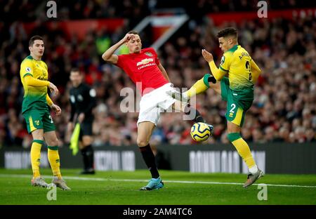 Von Manchester United Nemanja Matic (Mitte) und Norwich City Max Aarons (rechts) Kampf um den Ball während der Premier League Spiel im Old Trafford, Manchester. Stockfoto