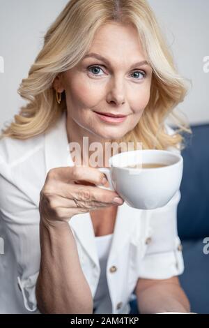 Placid angenehme Dame in eine Kaffee Pause Stockfoto