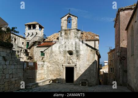 Marco Polo Haus im Hintergrund der Heiligen Kirche, die Stadt Korcula, Kroatien Stockfoto