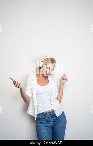 High-spirited hübsche Dame in die Musik Stockfoto