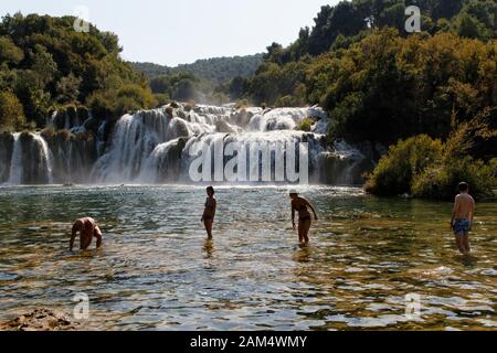 Die Menschen baden an der Krka Wasserfälle Krka NP, Dalmatien, Kroatien, Europa Stockfoto