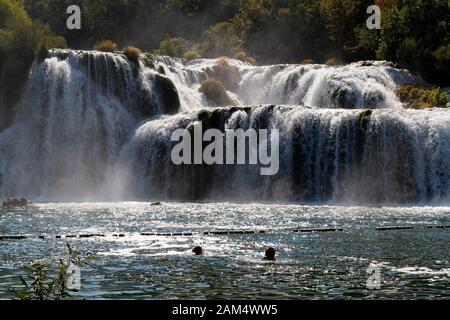 Die Menschen baden an der Krka Wasserfälle Krka NP, Dalmatien, Kroatien, Europa Stockfoto