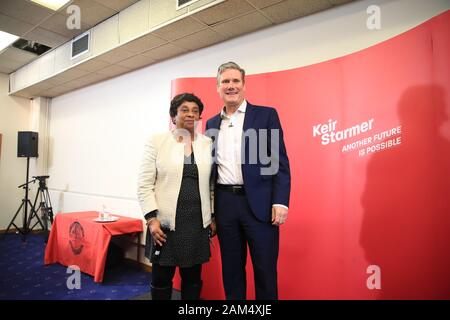 Labour MP Sir Keir Starmer mit Baroness Doreen Lawrence nach Sir Keir zu lokalen Mitglieder und Aktivisten über seine Vision für die Zukunft der Partei der Arbeit sprach, als er offiziell seine Kampagne startet die nächste Party Leader an der Mechanik Institut in Manchester zu werden. Stockfoto