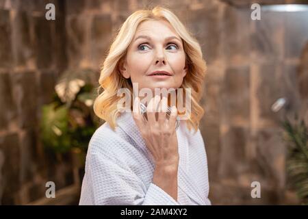 Hübsche Frauen mit einer Flasche Parfüm Stockfoto