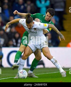 Leeds United's Leslie Phillips (vorne) und von Sheffield Mittwoch Kieran Lee Kampf um den Ball in den Himmel Wette Championship Match an der Elland Road, Leeds. Stockfoto