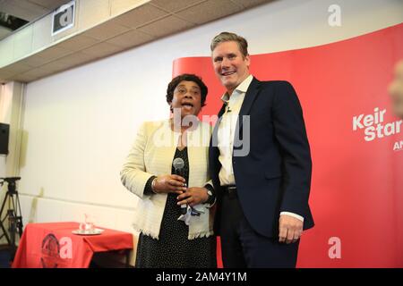 Labour MP Sir Keir Starmer mit Baroness Doreen Lawrence nach Sir Keir zu lokalen Mitglieder und Aktivisten über seine Vision für die Zukunft der Partei der Arbeit sprach, als er offiziell seine Kampagne startet die nächste Party Leader an der Mechanik Institut in Manchester zu werden. Stockfoto