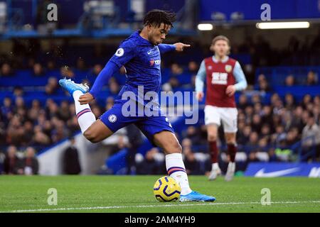 London, Großbritannien. 11 Jan, 2020. Reece James von Chelsea nimmt einen Schuß am Ziel. Premier League match, Chelsea v Burnley an der Stamford Bridge in London am Samstag, den 11. Januar 2020. Dieses Bild dürfen nur für redaktionelle Zwecke verwendet werden. Nur die redaktionelle Nutzung, eine Lizenz für die gewerbliche Nutzung erforderlich. Keine Verwendung in Wetten, Spiele oder einer einzelnen Verein/Liga/player Publikationen. pic von Steffan Bowen/Credit: Andrew Orchard sport Fotografie/Alamy leben Nachrichten Stockfoto