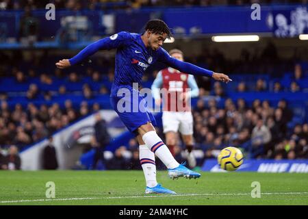 London, Großbritannien. 11 Jan, 2020. Reece James von Chelsea nimmt einen Schuß am Ziel. Premier League match, Chelsea v Burnley an der Stamford Bridge in London am Samstag, den 11. Januar 2020. Dieses Bild dürfen nur für redaktionelle Zwecke verwendet werden. Nur die redaktionelle Nutzung, eine Lizenz für die gewerbliche Nutzung erforderlich. Keine Verwendung in Wetten, Spiele oder einer einzelnen Verein/Liga/player Publikationen. pic von Steffan Bowen/Credit: Andrew Orchard sport Fotografie/Alamy leben Nachrichten Stockfoto