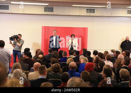 Labour MP Sir Keir Starmer mit Baroness Doreen Lawrence sprechen mit lokalen Mitglieder und Aktivisten über Sir Keir Vision für die Zukunft der Partei der Arbeit, wie er offiziell seine Kampagne startet die nächste Party Leader an der Mechanik Institut in Manchester zu werden. Stockfoto