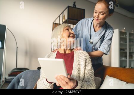 Gerne blonde Frau an ihrem Arzt suchen Stockfoto