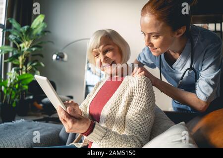 Aufmerksamen jungen medizinischer Arbeiter hören auf Ihre Patienten Stockfoto