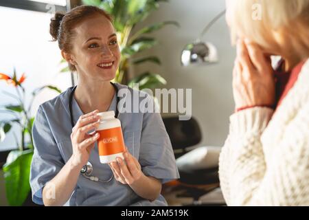 Freundliche Arzt in angenehmen Gespräch mit Patient Stockfoto