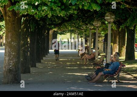 Coimbra, PORTUGAL - 16. Juli 2016 - Menschen versuchen, sich während einer Hitzewelle in Coimbra Portugal kühl zu halten Stockfoto