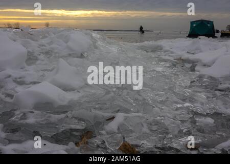 Eisbildung formende Wellen beim Kaltsturm im Winter 2019 2020 Stockfoto