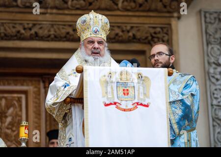 Bukarest, Rumänien - 6. Januar 2020: Rumänisch-orthodoxe Patriarch Daniel während der Epiphania-Messe, außerhalb des Patriarchalpalastes. Stockfoto