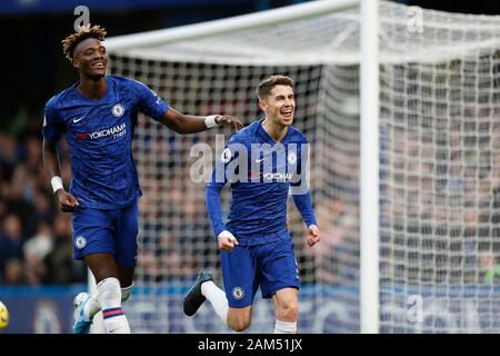Stamford Bridge, London, UK. 11 Jan, 2020. Fußball der englischen Premier League Chelsea gegen Burnley; Jorginho von Chelsea feiert nach seinem Seiten 1. Ziel zählen in der 28. Minute von einer Strafe zu 1-0 mit Tammy Abraham von Chelsea - streng nur für den redaktionellen Gebrauch machen. Keine Verwendung mit nicht autorisierten Audio-, Video-, Daten-, Spielpläne, Verein/liga Logos oder "live" Dienstleistungen. On-line-in-Match mit 120 Bildern beschränkt, kein Video-Emulation. Keine Verwendung in Wetten, Spiele oder einzelne Verein/Liga/player Publikationen Quelle: Aktion plus Sport/Alamy leben Nachrichten Stockfoto