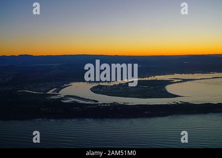 SAN DIEGO, Ca-6 JAN 2020 - Luftbild vom Sonnenaufgang über den San Diego Bereich mit Point Loma und Coronado Island in San Diego, Kalifornien, USA. Stockfoto