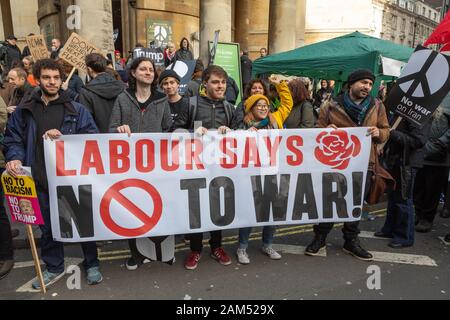 London, Großbritannien. Januar 2020. Demonstranten versammeln sich in der Nähe des Sendehauses mit einem Banner mit der Aufschrift „DIE ARBEIT SAGT NEIN ZUM KRIEG!“ Gegen eine militärische Eskalation mit dem Iran nach der Ermordung von General Qassem Soleimani. Zusätzliche Plakate prangern Rassismus, Trump und westliche Interventionen an, mit Friedenssymbolen und Aufforderungen zur Diplomatie. Demonstranten marschieren von der BBC zum Trafalgar Square nach Soleimani Morden und drängen auf Frieden und keinen Krieg mit dem Iran. Penelope Barritt/Alamy Live News Stockfoto