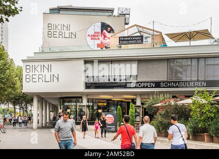 Straßenszene vor Bikini berlin, Einkaufszentrum Stockfoto