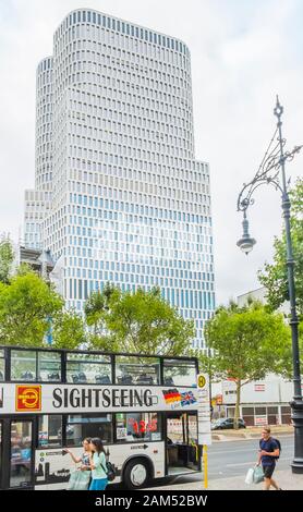 Sightseeing-Bus vor dem oberen Westturm, bezirk charlottenburg Stockfoto