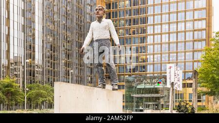 Skulptur "Balanceakt" von stefan balkenhol vor dem axel-springer-Verlag Stockfoto