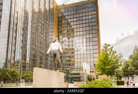 Skulptur "Balanceakt" von stefan balkenhol vor dem axel-springer-Verlag Stockfoto