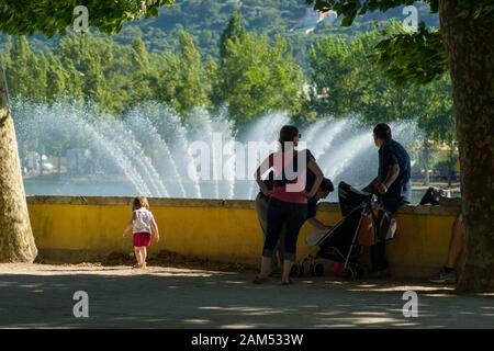 Coimbra, PORTUGAL - 16. Juli 2016 - Menschen versuchen, sich während einer Hitzewelle in Coimbra Portugal kühl zu halten Stockfoto