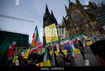 Köln, Deutschland. 11 Jan, 2020. Etwa 400 Menschen protestieren auf einer Kundgebung des deutsch-iranischen Gesellschaft gegen die Verhaftung von Oppositionellen im Iran. Quelle: Henning Kaiser/dpa/Alamy leben Nachrichten Stockfoto